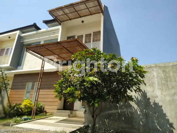 image VILLA CANTIK MINIMALIS SIAP HUNI 3LT DAERAH BATU -  MALANG (1)