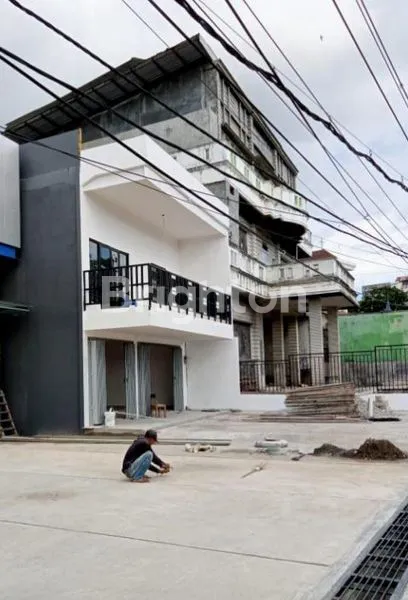 2 BANGUNAN DEALER + RUKO DI JALAN UTAMA JENDRAL SOEHARTO