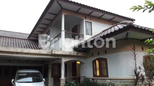 image RUMAH NYAMAN 2 LANTAI ASRI DENGAN HALAMAN LUAS LOKASI ELITE (2)