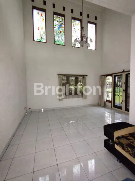 image RUMAH NYAMAN 2 LANTAI ASRI DENGAN HALAMAN LUAS LOKASI ELITE (7)