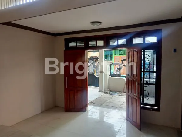 image RUMAH HOOK 2 LANTAI DI KEDURUS SURABAYA (2)