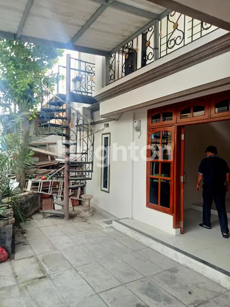 image RUMAH HOOK 2 LANTAI DI KEDURUS SURABAYA (4)