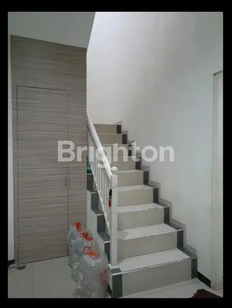 image RUMAH MUNGIL MINIMALIS BANGUNAN BARU SEMI FURNISED 2 LANTAI NEGO  (3)