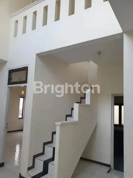 image RUMAH KLAMPIS SACHAROSA KONDISI TERAWAT DEKAT ARAYA, MERR, KERTAJAYA (5)