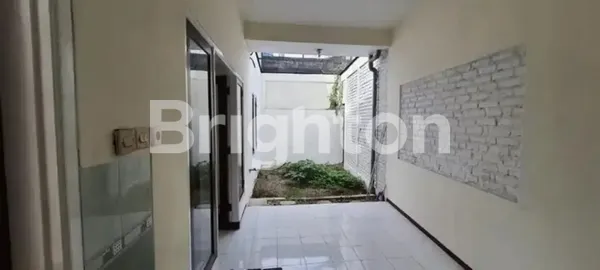 image RUMAH KLAMPIS SACHAROSA KONDISI TERAWAT DEKAT ARAYA, MERR, KERTAJAYA (6)