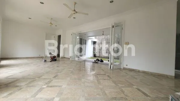 image RUMAH MEWAH HOEK 2LT DI TAMAN KEBON JERUK INTERCON JAKARTA BARAT (7)