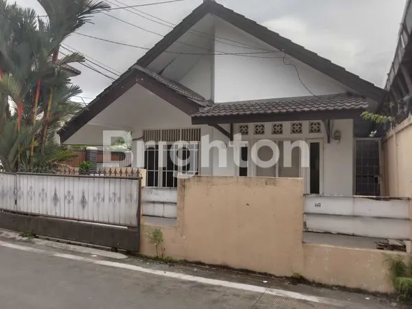 RUMAH BAGUS SIAP HUNI DENGAN HALAMAN YG CUKUP LUAS DEKAT TOL