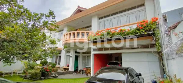 RUMAH SANGAT TERAWAT DENGAN RUANGAN YANG LUAS DI CIATEUL BANDUNG