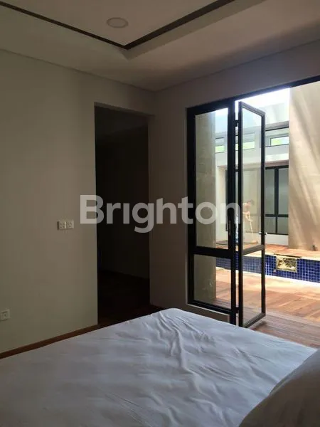 image RUMAH MEWAH 2 LANTAI BEST DESIGN, BEST LAYOUT DENGAN KOLAM RENANG PRIBADI DI CLUSTER PREMIUM EMERALD COVE (2)