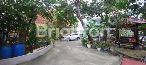 image RUMAH DI KAVLING POLRI JELAMBAR JAKARTA BARAT, TAMAN LUAS DAN ASRI (8)