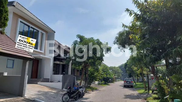 image RUMAH BARU 2 LANTAI SIAP HUNI DI WOODLAND CITRALAND SURABAYA BARAT (2)