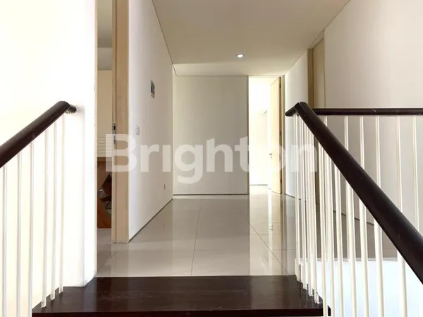 image NEGO RUMAH MINIMALIS 2 LANTAI SUPER CIAMIK MEWAH BUKIT GOLF CITRALAND BEBAS BANJIR LOKASI STRATEGIS DEKAT CLUSTER CRYSTAL GOLF GWALK UC MAYJEN SUNGKONO HR MUHAMMAD  SURABAYA (3)