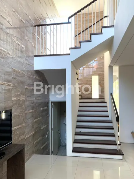 image NEGO RUMAH MINIMALIS 2 LANTAI SUPER CIAMIK MEWAH BUKIT GOLF CITRALAND BEBAS BANJIR LOKASI STRATEGIS DEKAT CLUSTER CRYSTAL GOLF GWALK UC MAYJEN SUNGKONO HR MUHAMMAD  SURABAYA (4)