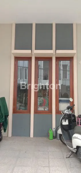 image RUMAH 3,5 LANTAI SIAP HUNI  MASUK KOMPLEK BERLOKASI JELAMBAR GROGOL (1)