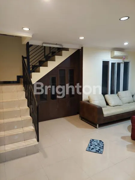 image RUMAH 3 LANTAI SIAP HUNI DILOKASI STRATEGIS DAN BEBAS BANJIR  (2)