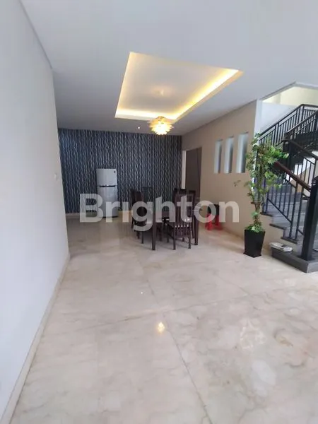 image RUMAH MEWAH DENGAN POOL SATELIT DEKAT TOLL (6)