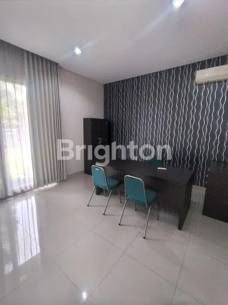 image RUMAH MEWAH DENGAN POOL SATELIT DEKAT TOLL (3)