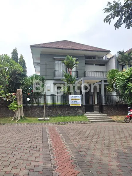 image RUMAH MEWAH DENGAN POOL SATELIT DEKAT TOLL (8)