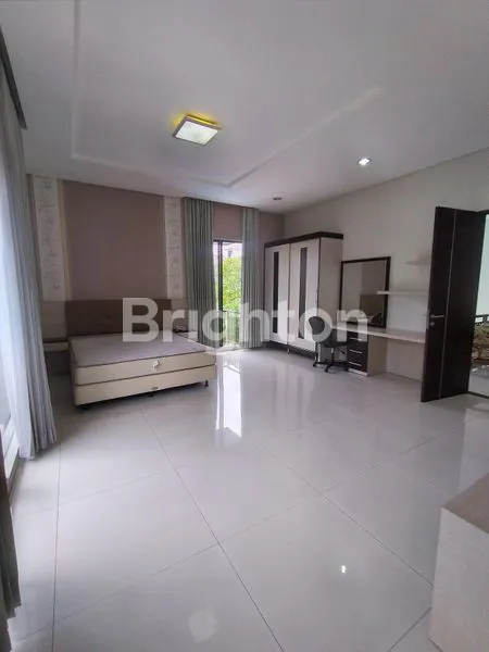 image RUMAH MEWAH DENGAN POOL SATELIT DEKAT TOLL (5)