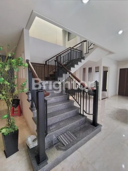 image RUMAH MEWAH DENGAN POOL SATELIT DEKAT TOLL (7)