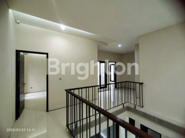 image RUMAH BARU MEWAH DI TENGGILIS UTARA DEKAT UBAYA (3)