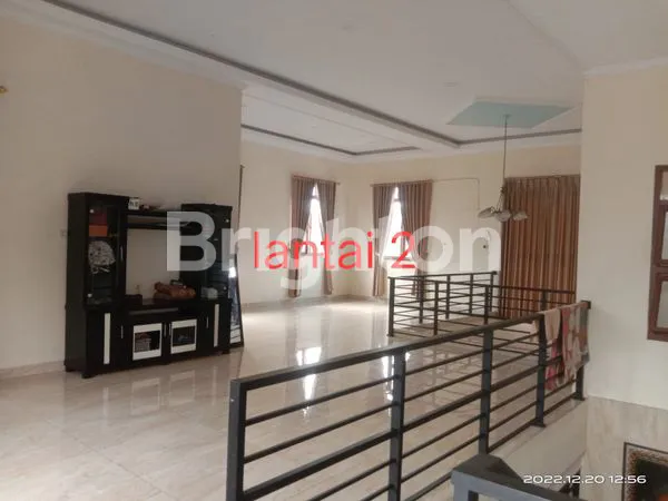 image RUMAH 2 LANTAI SIAP HUNI PINGGIR JALAN COCOK UNTUK USAHA  (3)