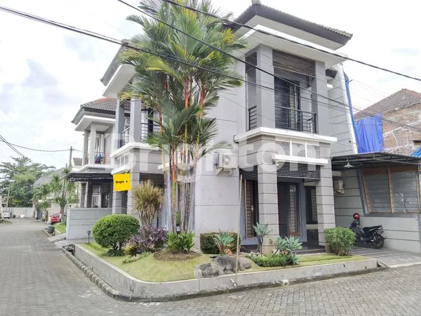 image RUMAH TINGGAL HOOK SIAP HUNI 2 LT DI HANS REGENCY SURABAYA DEKAT MERR (1)