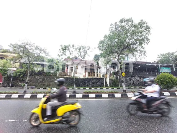 image DIJUAL RUMAH DAERAH BISNIS KOTA BALIKPAPAN  PINGGIR JALAN POROS UTAMA COCOK UNTUK KANTOR, CAFE DLL (1)