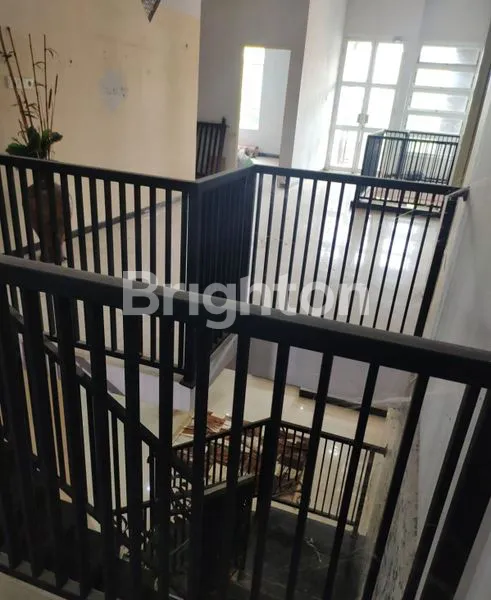 image RUMAH 2 LANTAI TERAWAT DI LINGKUNGAN NYAMAN STRATEGIS DEKAT KOTA & EXIT TOLL SIDOARJO TAMAN PINANG INDAH (3)