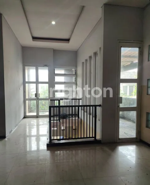 image RUMAH 2 LANTAI TERAWAT DI LINGKUNGAN NYAMAN STRATEGIS DEKAT KOTA & EXIT TOLL SIDOARJO TAMAN PINANG INDAH (4)