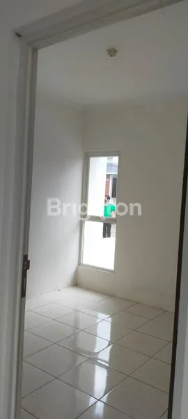 image RUMAH BARU GRESS  MINIMALIS , BLOM PERNAH DI TEMPAT TINGGAL DI DAERAH BSB VILLAGE . AURONA SPRING PERUMAHAN TENANG, KEAMANAN 24 JAM ( ONE GATE SISTEM)  COCOK UTK KELUAGA KECIL .DKT DGN  FASILITAS KOLAM RENANG (2)