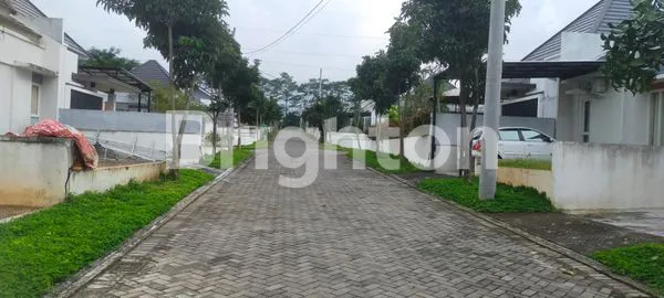 image RUMAH BARU GRESS  MINIMALIS , BLOM PERNAH DI TEMPAT TINGGAL DI DAERAH BSB VILLAGE . AURONA SPRING PERUMAHAN TENANG, KEAMANAN 24 JAM ( ONE GATE SISTEM)  COCOK UTK KELUAGA KECIL .DKT DGN  FASILITAS KOLAM RENANG (8)