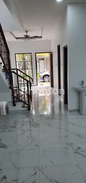 image RUMAH 2 LANTAI ELEGAN DI KAWASAN SENTUL CITY (7)