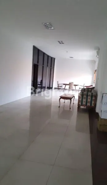 image DI JUAL / DI SEWAKAN RUMAH TERAWAT DAN SIAP HUNI BERGAYA VINTAGE DTENGAH KOTA SURABAYA (2)