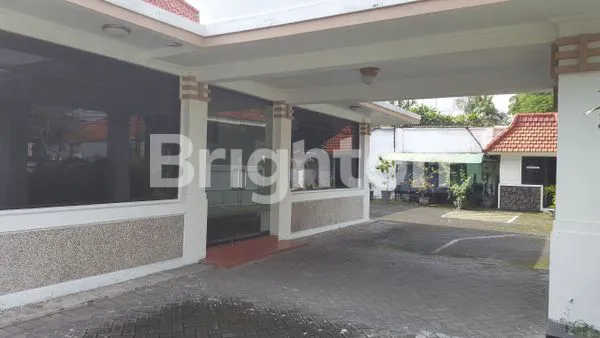 image DI JUAL / DI SEWAKAN RUMAH TERAWAT DAN SIAP HUNI BERGAYA VINTAGE DTENGAH KOTA SURABAYA (1)