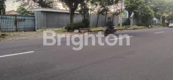 TANAH TENGAH KOTA SOLO TEPI JALAN RAYA