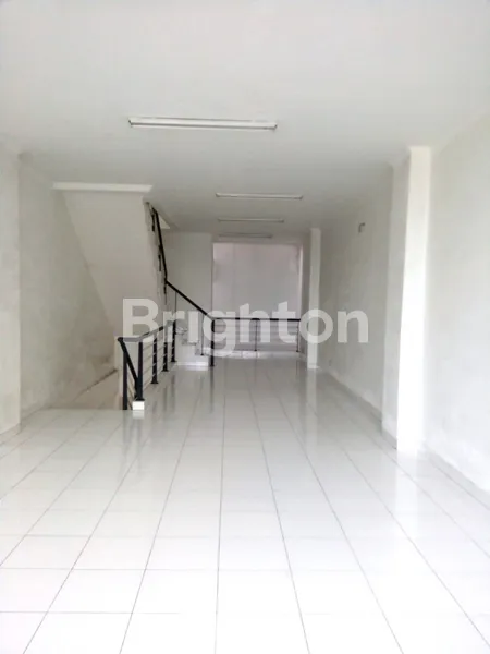 image RUKO 3,5 LANTAI DI JALAN LINGKAR  LUAR BARAT LEBAR 4,5M LUAS 76,5M2 JALAN 4 ROW MOBIL (5)