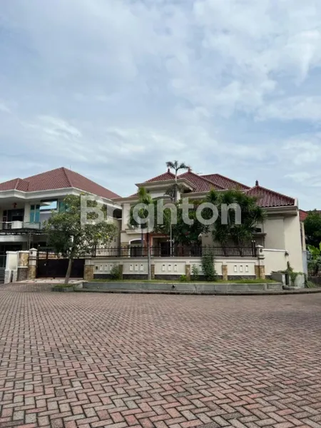 RUMAH CANTIK LUAS TAMAN HUNIAN SATELIT DEKAT CITRALAND MAYJEN SUNGKONO CIPUTRA WORLD SURABAYA, COCOK UTK EXPAT BULE, BAGUS SIAP HUNI READY SWIMMING POOL