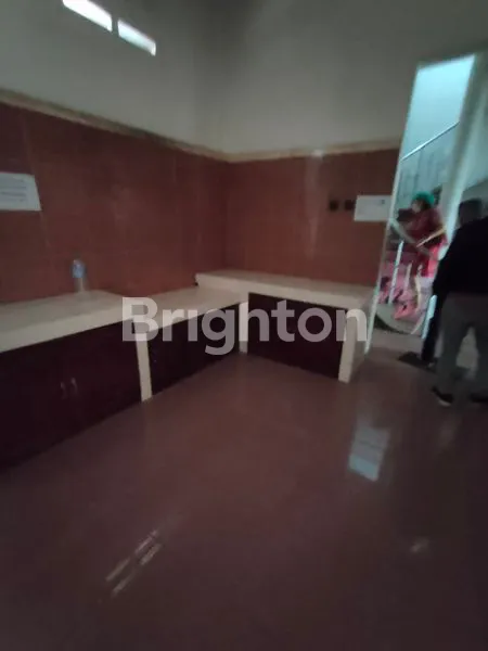 image RUMAH LUAS 2.5 LANTAI LOKASI STRATEGIS JALAN PENANGGUNGAN BARAT SUNGAI KOTA KEDIRI (3)