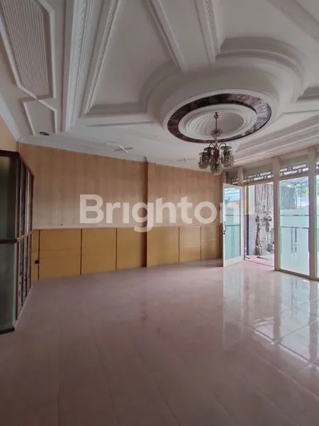 image RUMAH LUAS 2.5 LANTAI LOKASI STRATEGIS JALAN PENANGGUNGAN BARAT SUNGAI KOTA KEDIRI (5)