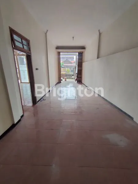 image RUMAH LUAS 2.5 LANTAI LOKASI STRATEGIS JALAN PENANGGUNGAN BARAT SUNGAI KOTA KEDIRI (7)