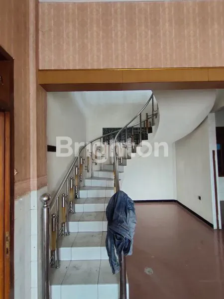 image RUMAH LUAS 2.5 LANTAI LOKASI STRATEGIS JALAN PENANGGUNGAN BARAT SUNGAI KOTA KEDIRI (8)