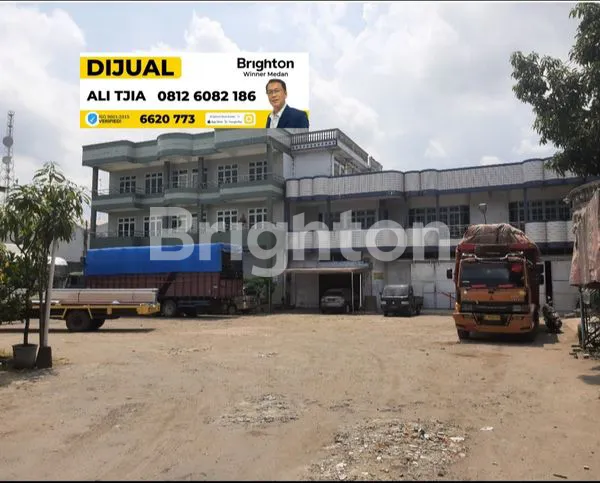 GEDUNG YG SANGAT LUAS ( 2 RUKO MEGAH , 2 GUDANG + 6 KIOS UNTUK JUALAN  ) DI JALAN BESAR LETDA SUJONO - MEDAN