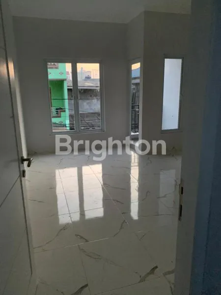image RUMAH BARU HOOK 3 LANTAI DIJUAL SIAP HUNI JELAMBAR GROGOL  (1)