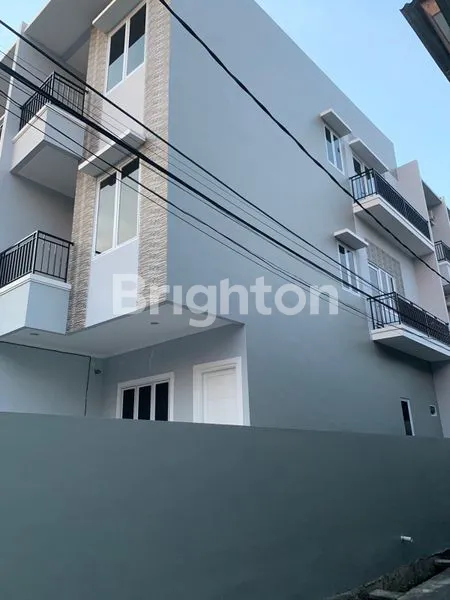 image RUMAH BARU HOOK 3 LANTAI DIJUAL SIAP HUNI JELAMBAR GROGOL  (7)