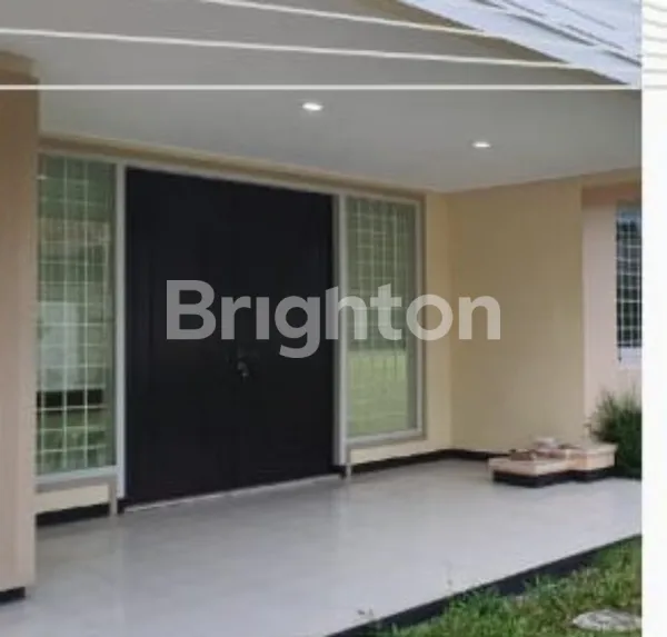 RUMAH SIAP HUNI SEMI FURNISHED DI KAWASAN ELITE, LOKASI STRATEGIS DEKAT AKSES TOL SATELIT SURABAYA BARAT