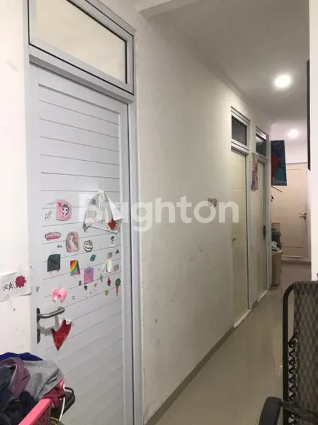 image RUMAH SIAP HUNI 2.5 LANTAI DI PULOASEM JAKARTA TIMUR (3)