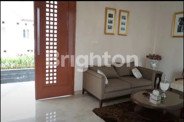 image RUMAH CANTIK DI LENGKAPI KOLAM RENANG FULL FURNISHED DI JAKARTA TIMUR (7)