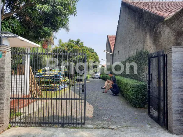 image RUMAH TINGGAL DEKAT AREA PERKANTORAN & PERTOKOAN DAN LINGKUNGAN NYAMAN (6)