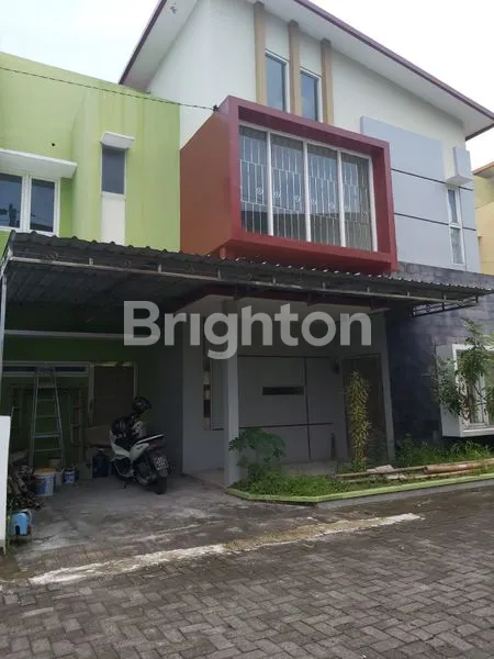 RUMAH 2 LANTAI CLUSTER TENGAH KOTA SOLO DEKAT STADION MANAHAN \N(CARPORT SUDAH BERCANOPY)